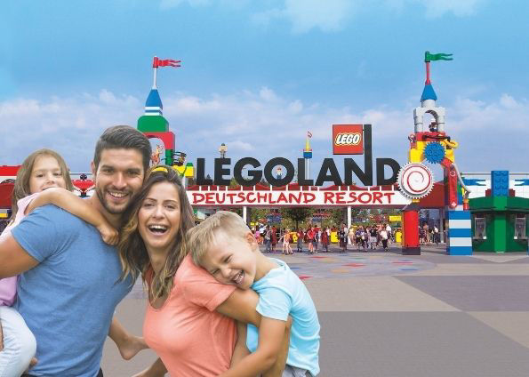 Eine vierköpfige Familie vor dem Eingang zum Legoland