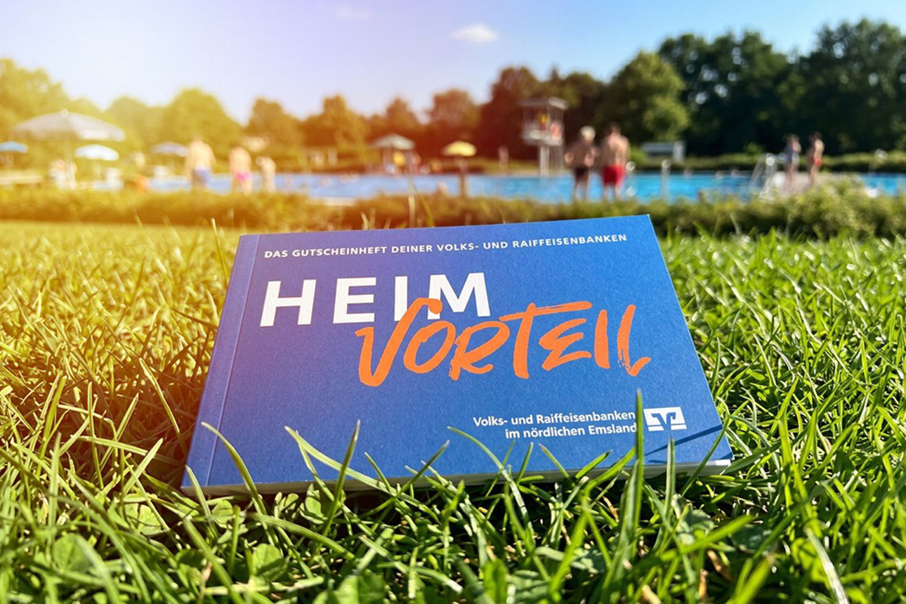 Unser Gutscheinheft auf Rasen im Freibad