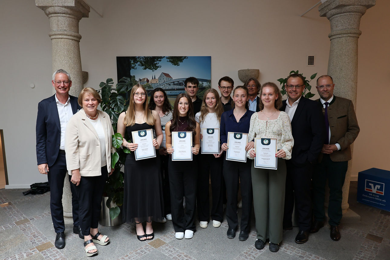 Eine Gruppe von Schülern wird mit dem Gymnasialpreis ausgezeichnet