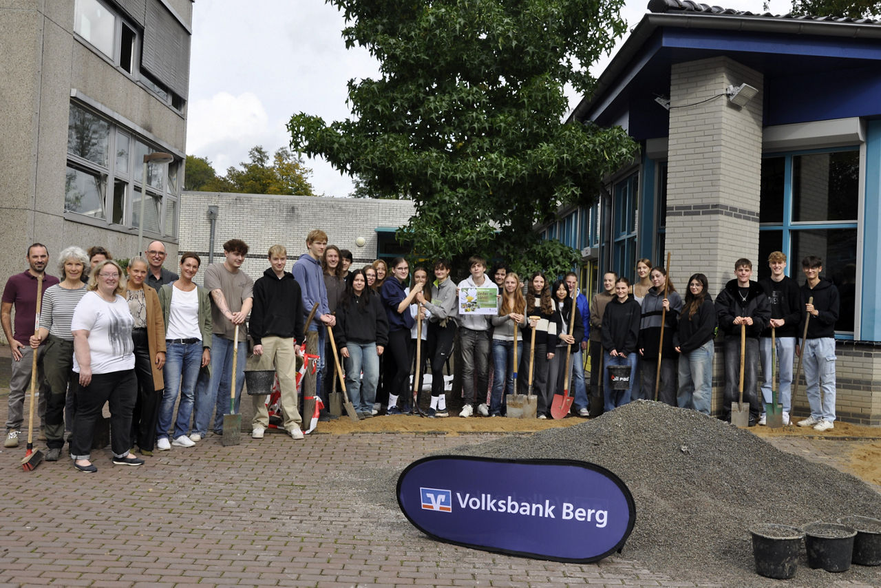 Gruppenfoto der Schüler aus der Natur AG vom Gymnasium Odenthal vor dem Gymnasium Odenthal