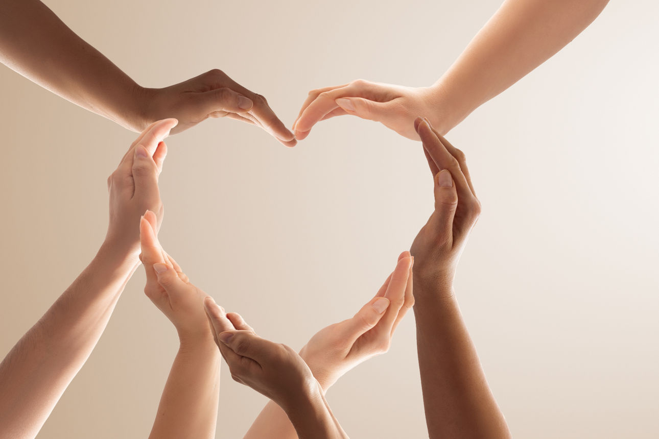Viele Hände, die ein Herz bilden
