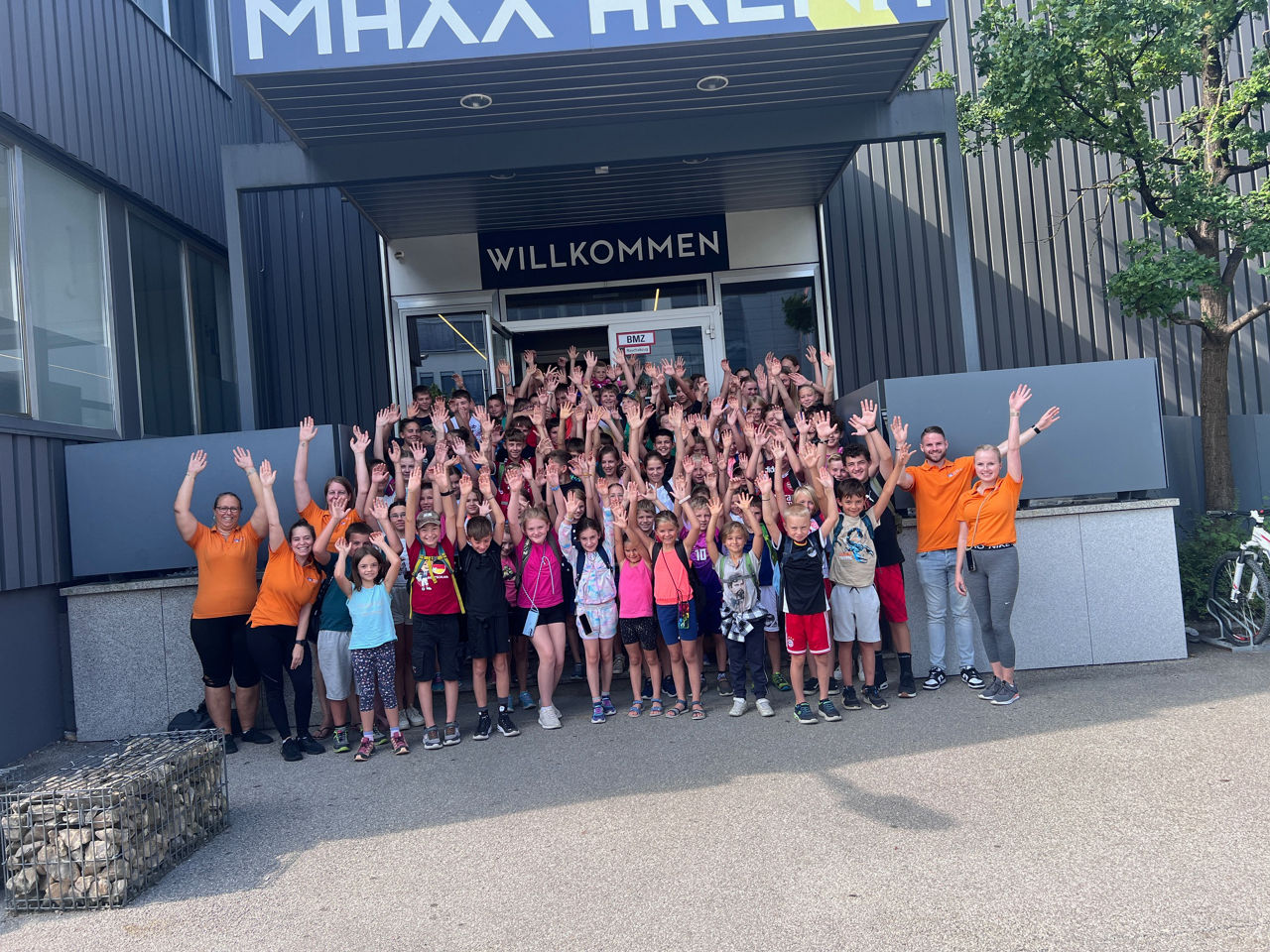Die Kinder und Betreuer der VR-Bank Isar-Vils vor der MAXX-Arena
