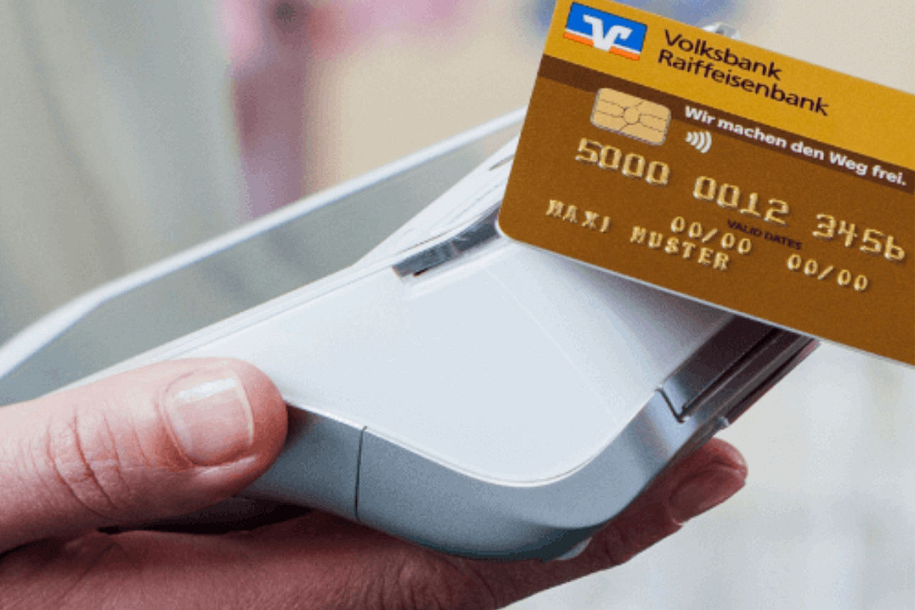 Bezahlterminal mit goldener Girocard