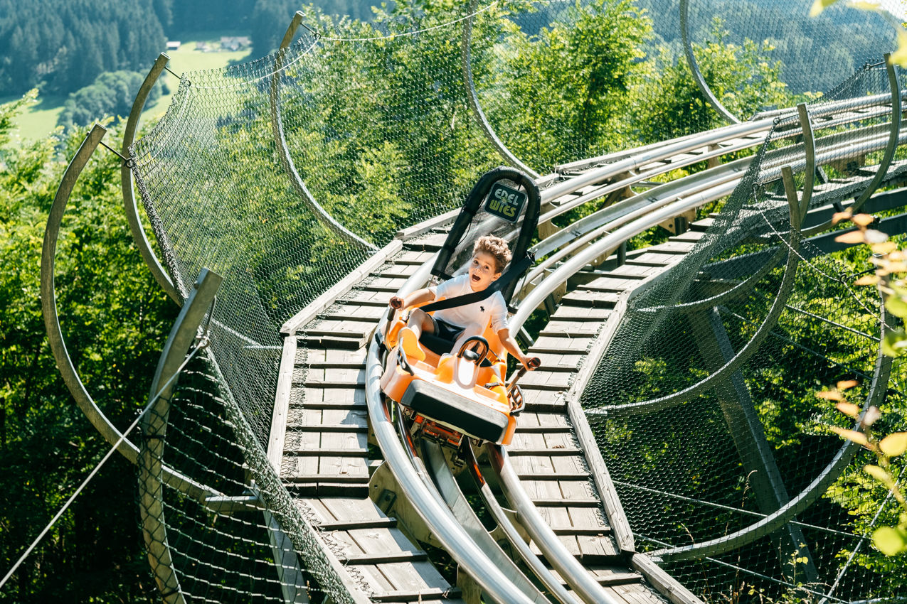 Ein Kind auf dem Höllencoaster
