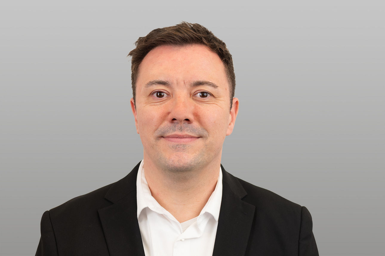 Privatkundenberater Christian Hörhager vor grauen Hintergrund
