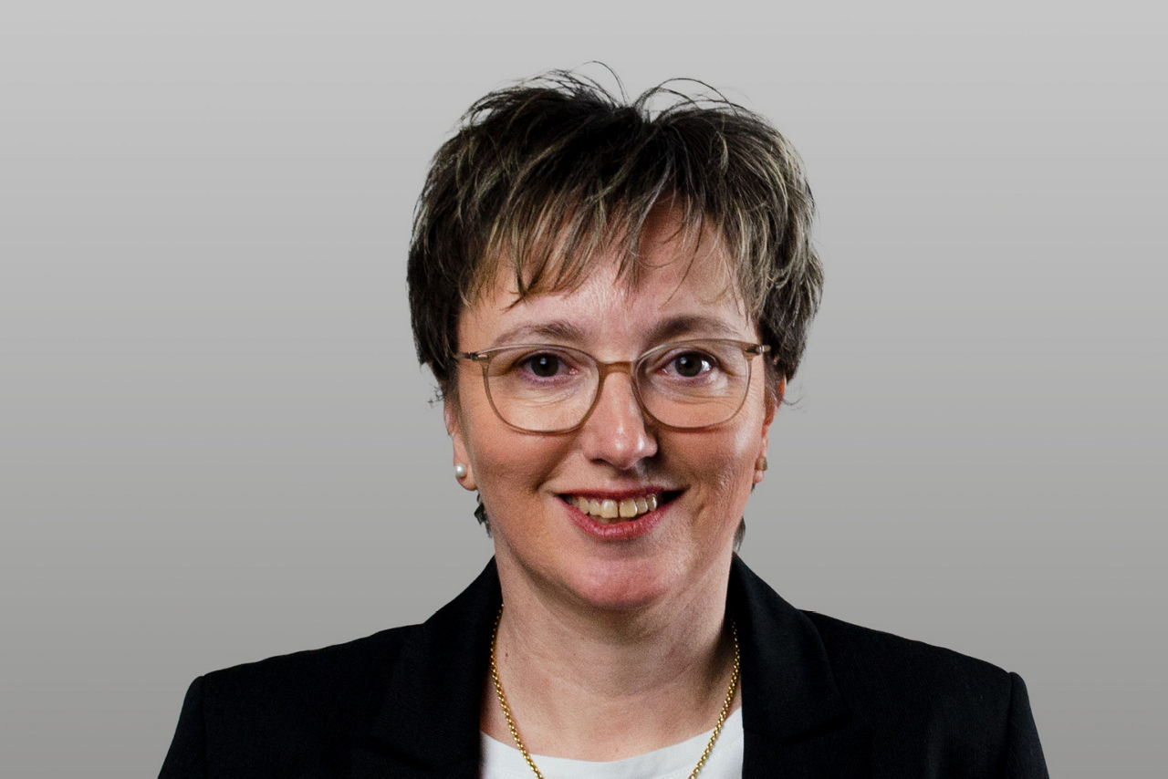 Kundenberaterin Anja Hörhager-Mittelstädt vor grauen Hintergrund