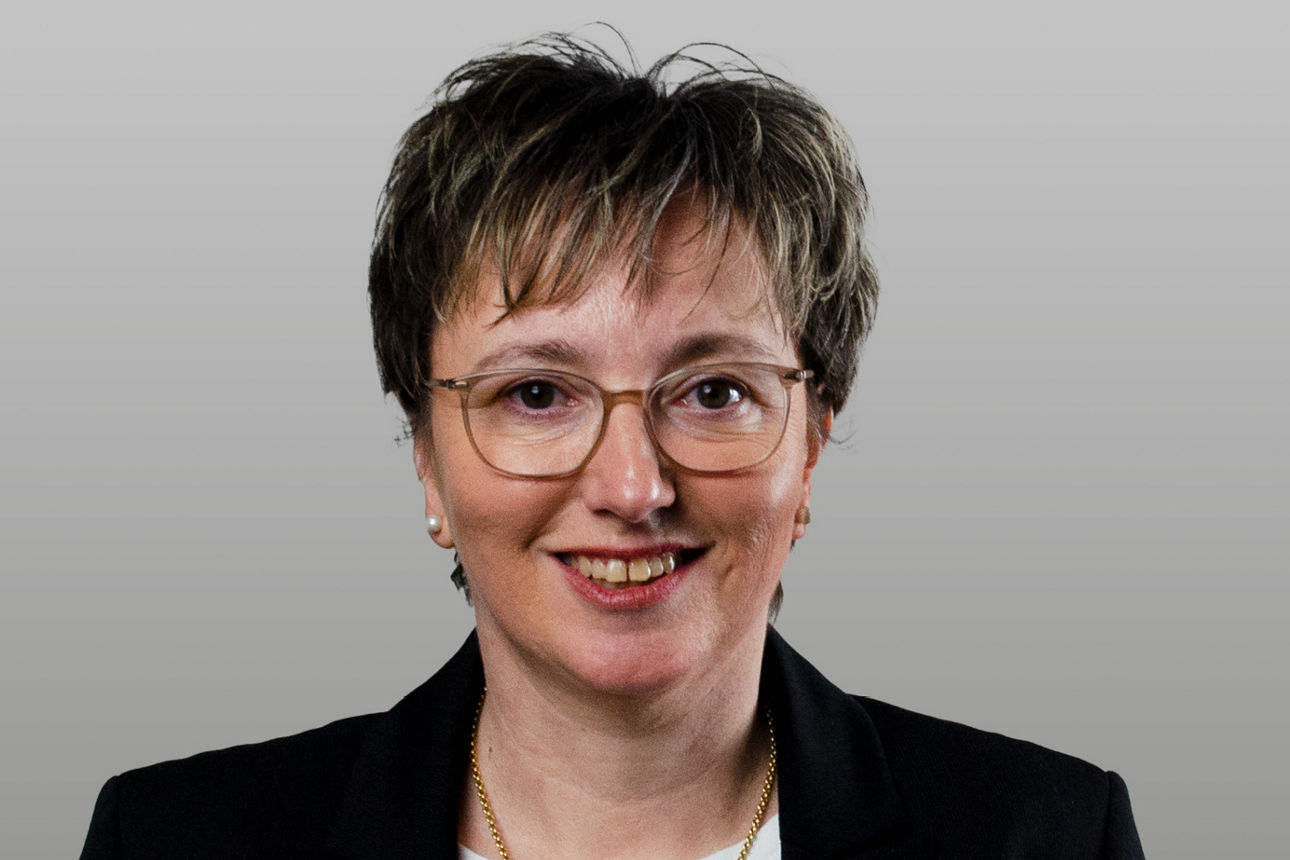 Kundenberaterin Anja Hörhager-Mittelstädt vor grauen Hintergrund