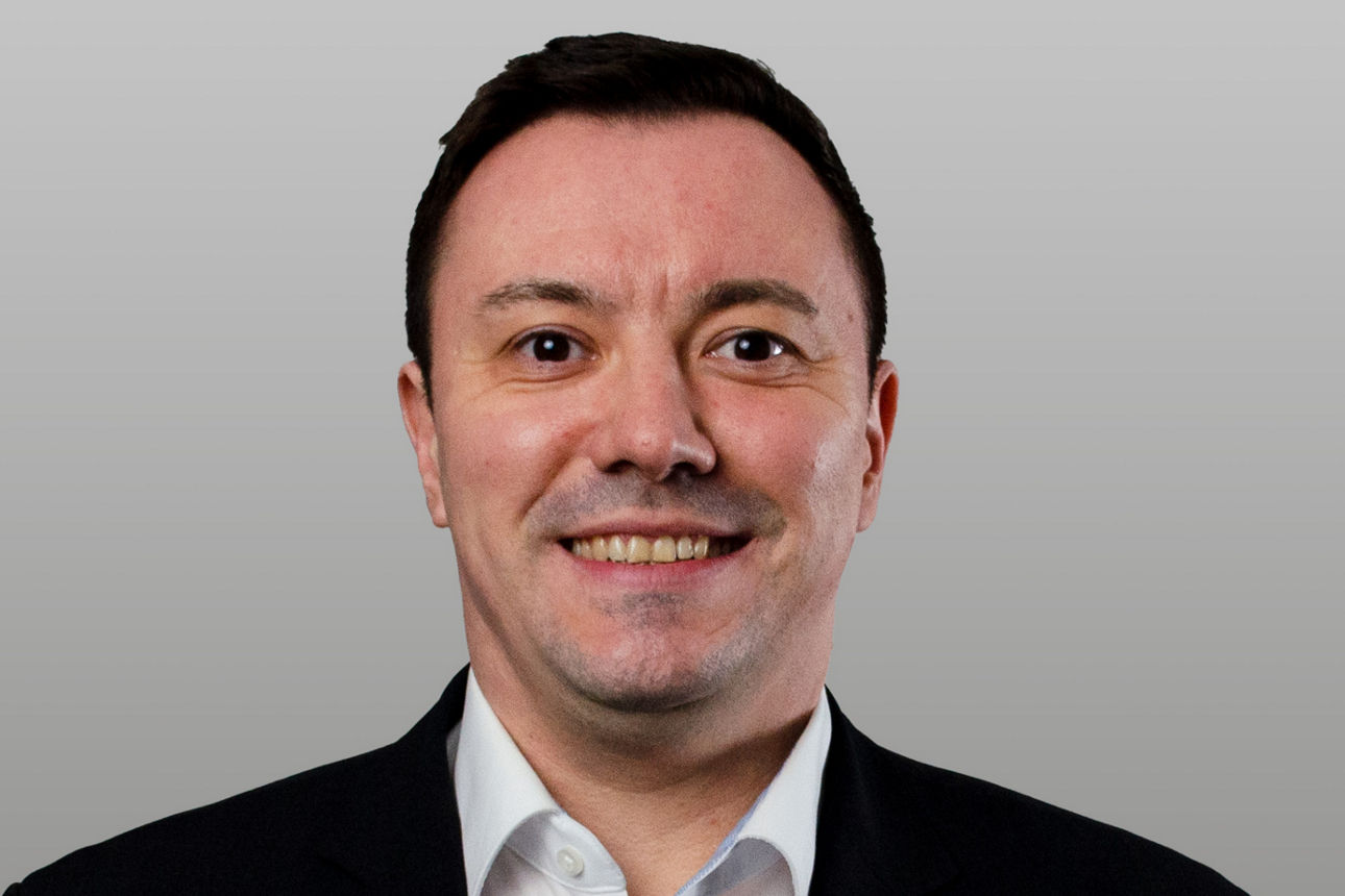 Privatkundenberater Christian Hörhager vor grauen Hintergrund