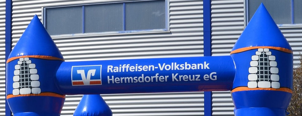 Blaue Hüpfburg mit Volksbank Logo
