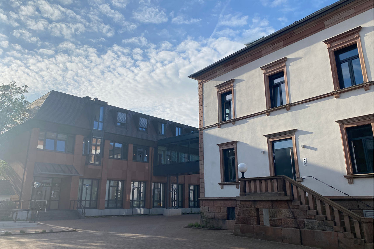 Hautpstelle der Bank bei Sonnenaufgang