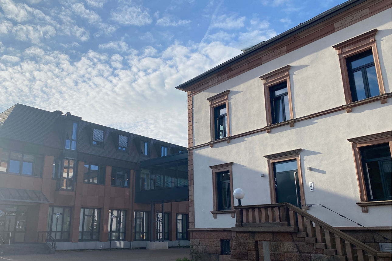 Hautpstelle der Bank bei Sonnenaufgang