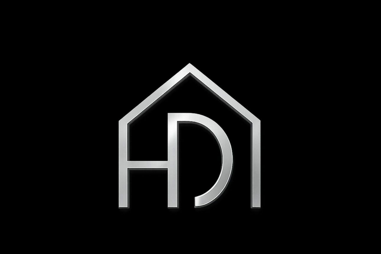 Silberfarbenes Logo des Hauses der Immobilie auf schwarzem Hintergrund.