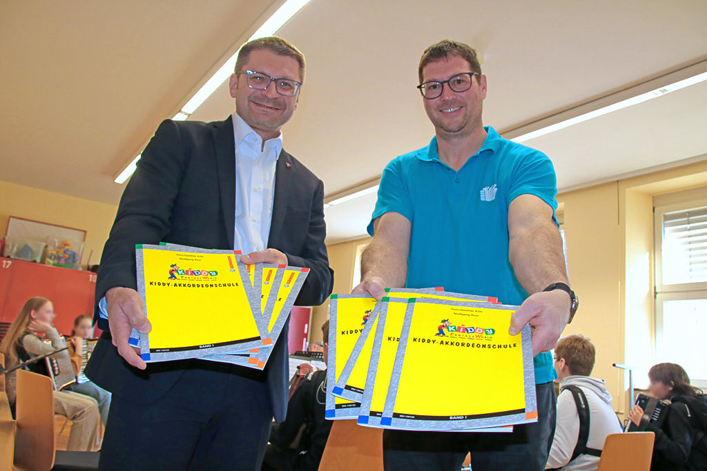 Bankberater und Vereinsmitglied mit Notenhefte