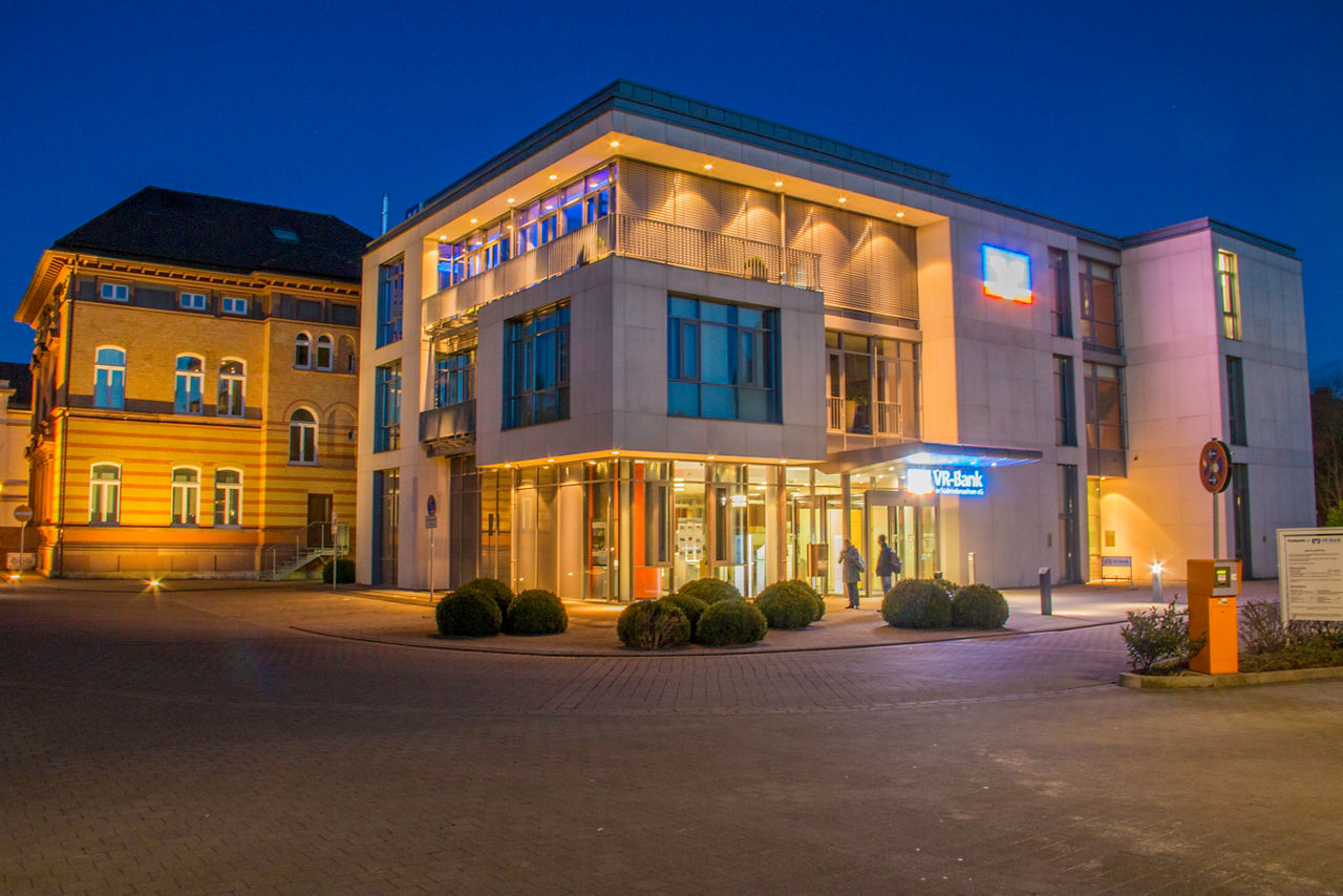Geschäftsstelle Holzminden bei Nacht