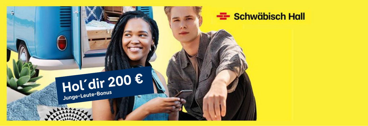 Zwei junge Erwachsene vor einem blauen Campingbus – Schwäbisch Hall wirbt mit dem Junge-Leute-Bonus von 200 Euro.