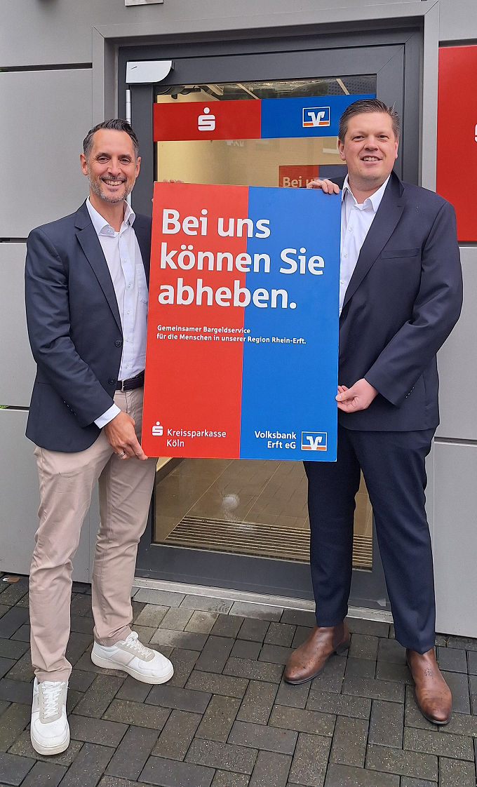 Die Regionalleiter der KSK Köln und Volksbank Erft vor dem SB-Pavillon in Elsdorf-Berrendorf