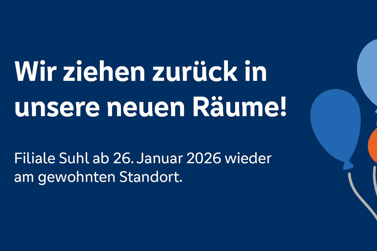 Blaues Banner mit Haus und Luftballon Poktogrammen, Text Neueröffnung in Suhl