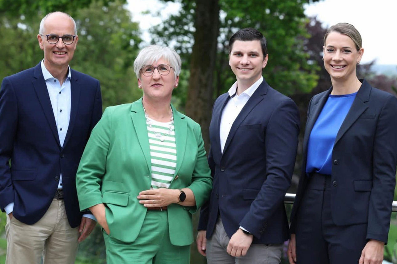 Vier Personen in Business-Kleidung