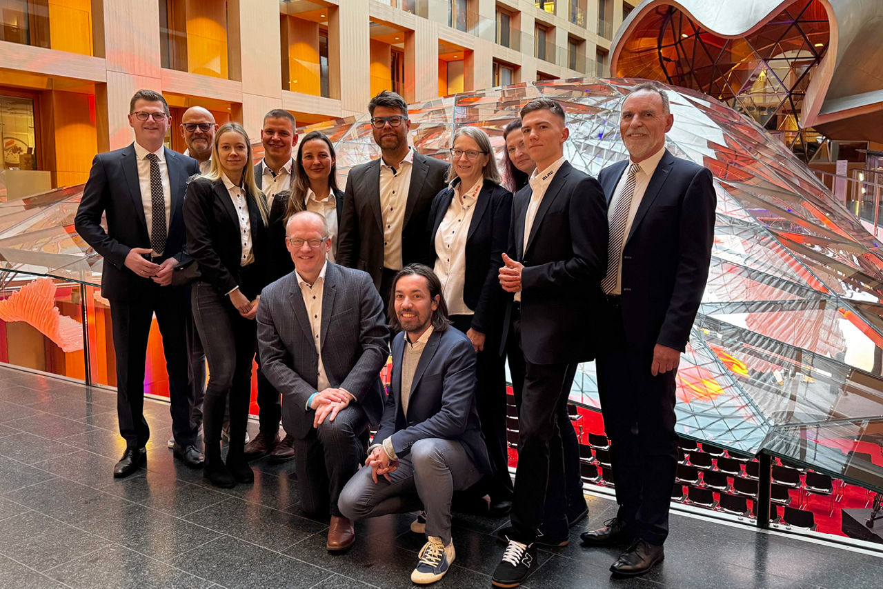 Vorstände der VR Bank Weimar Martin Wagner und Michael Galander gemeinsam mit 10 Teilnehmern der DLRG Weimar im Foyer der DZ Bank