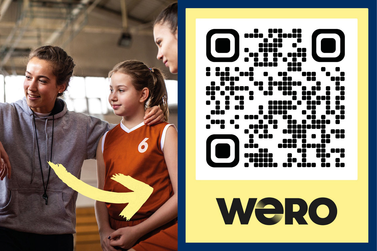 Gruppe junger Frau steht im Kreis, sportliche Kleidung, daneben ein QR-Code für Wero