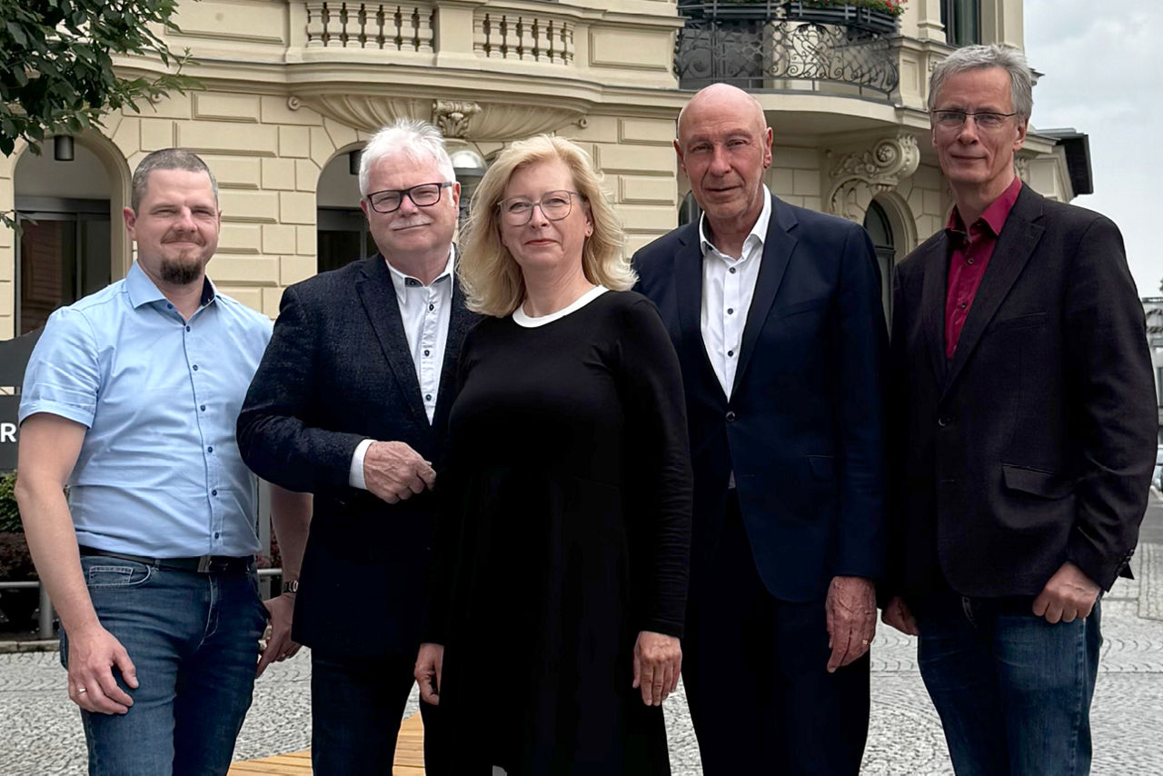 alle Mitglieder des Aufsichtsrates stehen vor dem Bankgebäude in Weimar