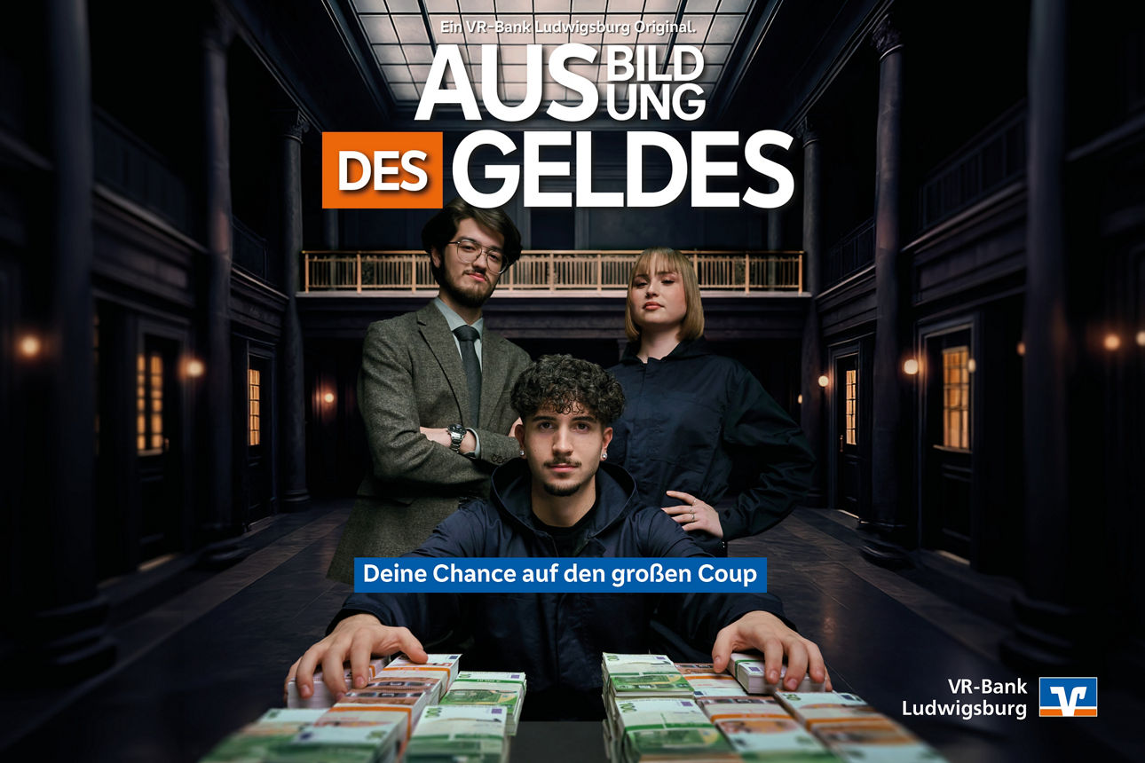 Ausbildung des Geldes - 3 Azubis sitzen vor einem Haufen Geld im Serienlook