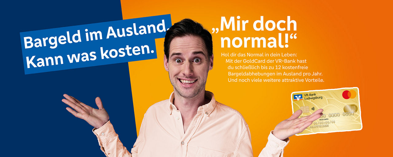 Mann mit orangenem Hemd und goldener Kreditkarte