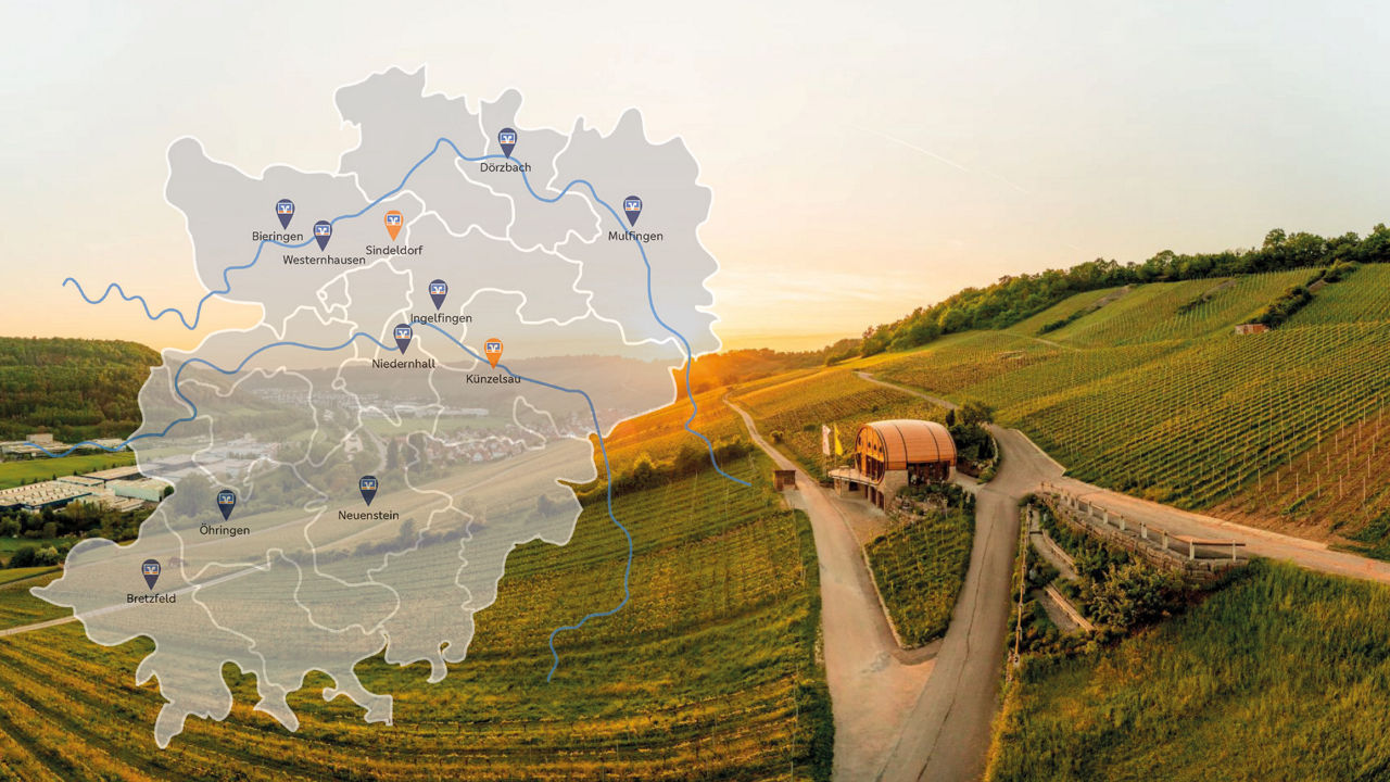 Weinberge mit eimem großen Weinfass. Links ist eine Landkarte der Region zu sehen.