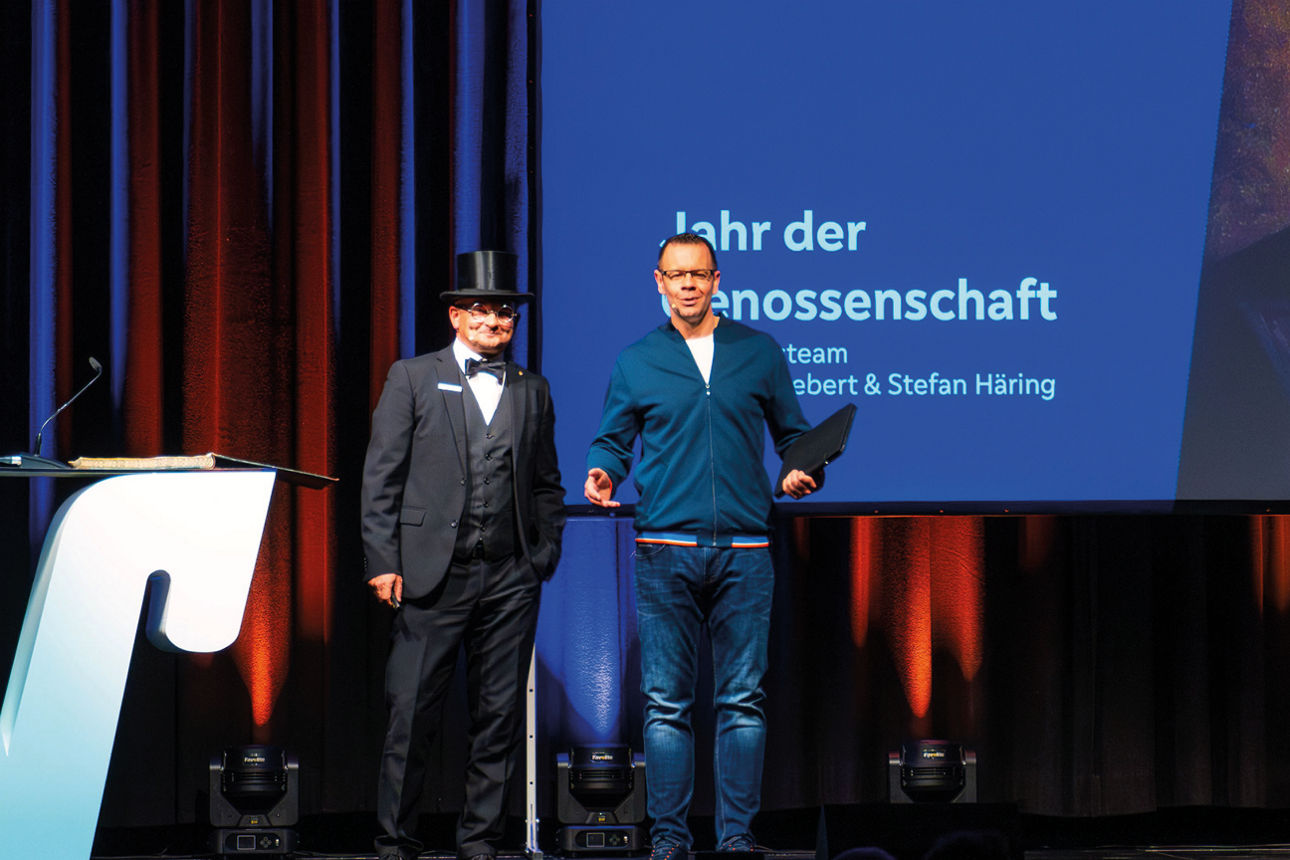Zwei Herren auf einer Bühne. 