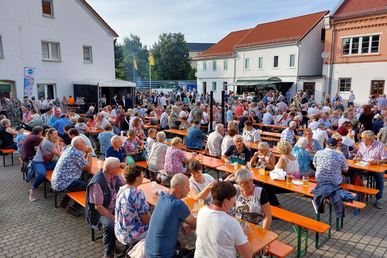 Impressionen - Gäste sitzen an Biertischgarnituren auf dem Hof der Vereinsbrauerei Apolda