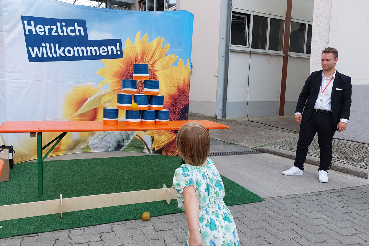 Impressionen - Büchsenwerfen: kleines Mädchen wirft Ball