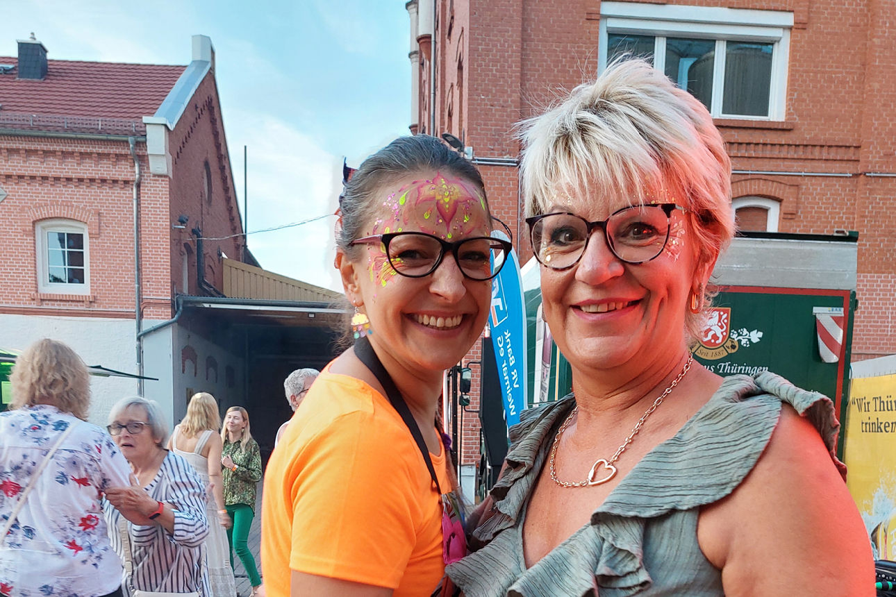 Impressionen - zwei Damenlächeln beim tanzen