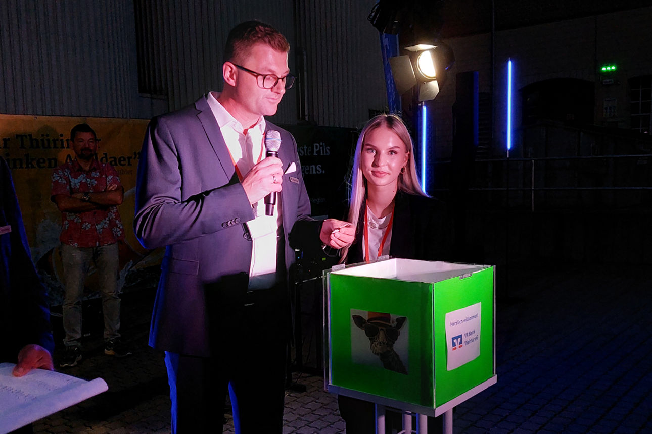 Impressionen - Michael Galander und Lena Riedel stehen vor der Losbox