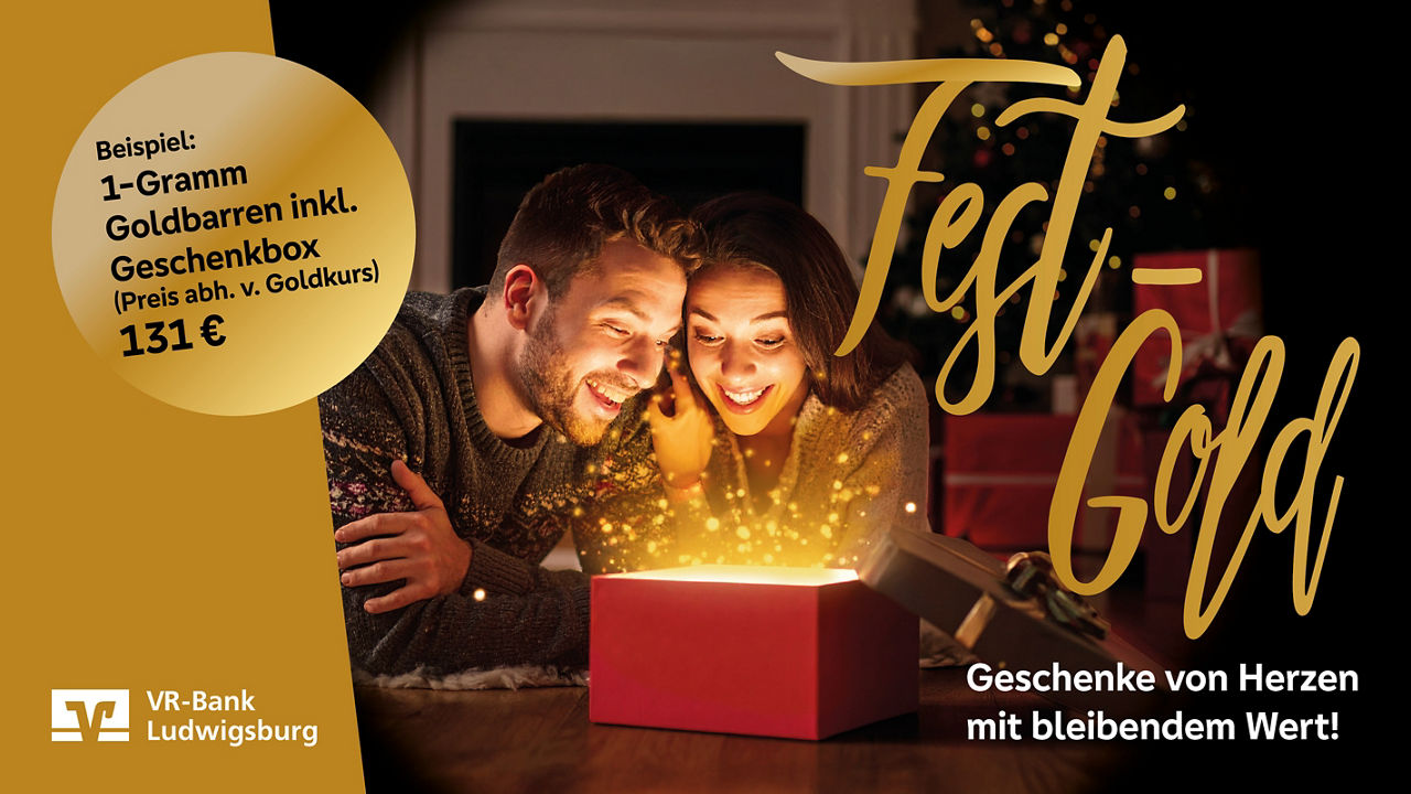 Pärchen schaut auf ein Paket mit goldenem Glitzer und der Schrift Fest-Gold