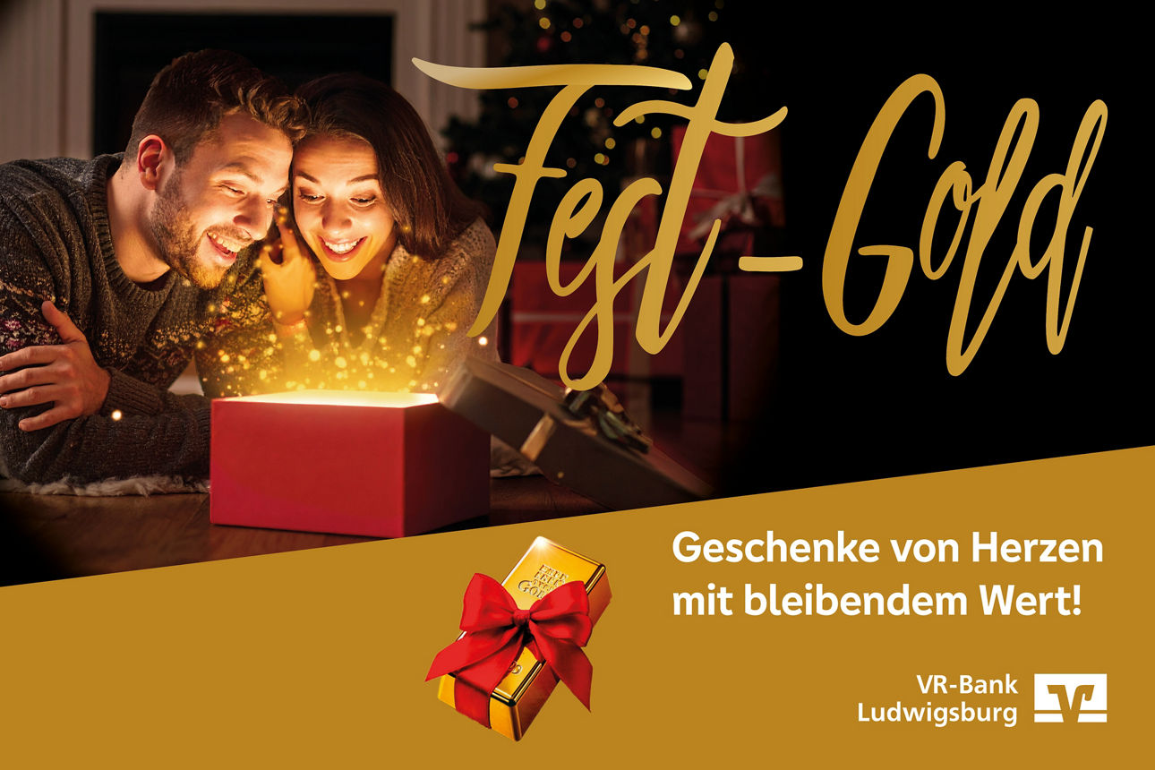 Pärchen schaut auf ein Paket mit goldenem Glitzer und der Schrift Fest-Gold