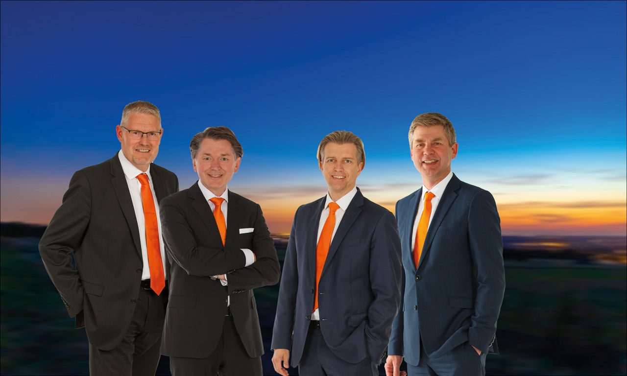 Vorstände der Bank vor einem Sonnenuntergang