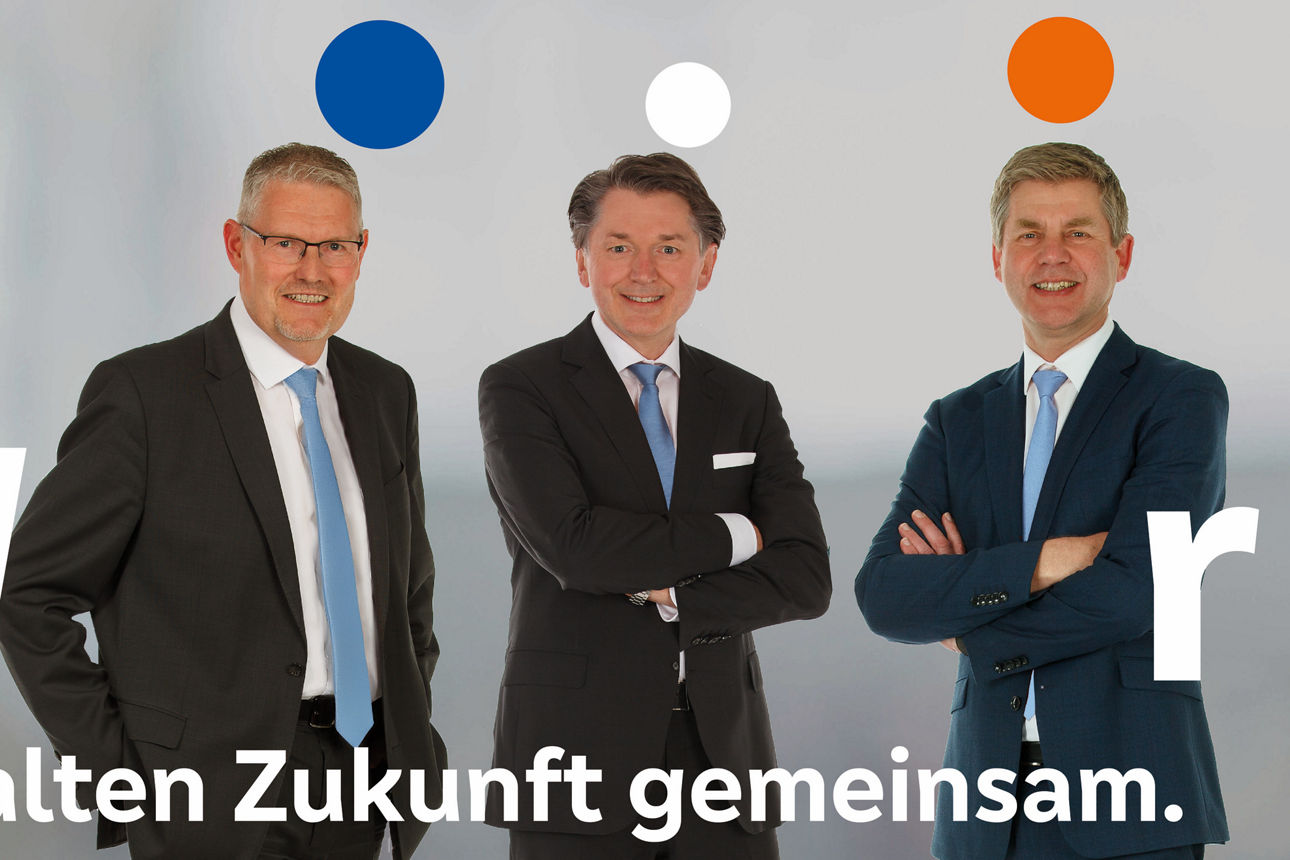 Vorstände der Bank vor neutralem Hintergrund und neuer WIR-Kampagne