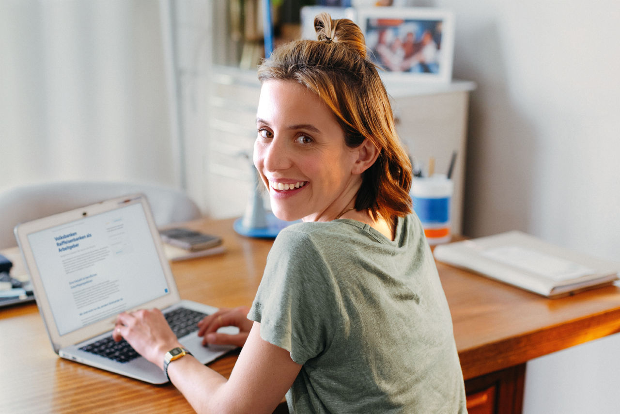 Junge Frau am Laptop