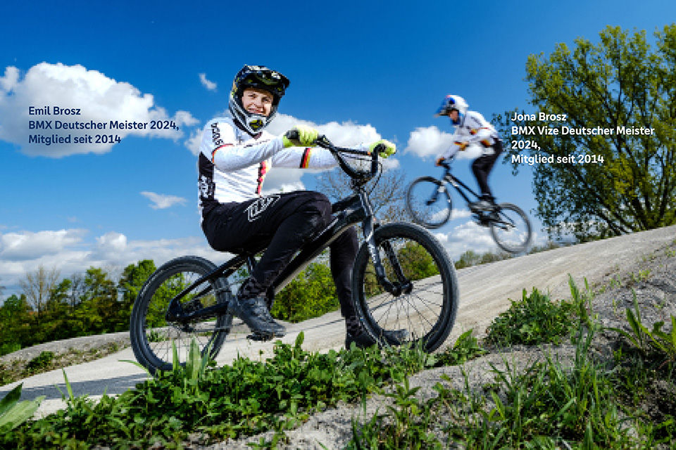 Zwei junge Mitglieder mit ihrem BMX auf einem Pumptrack