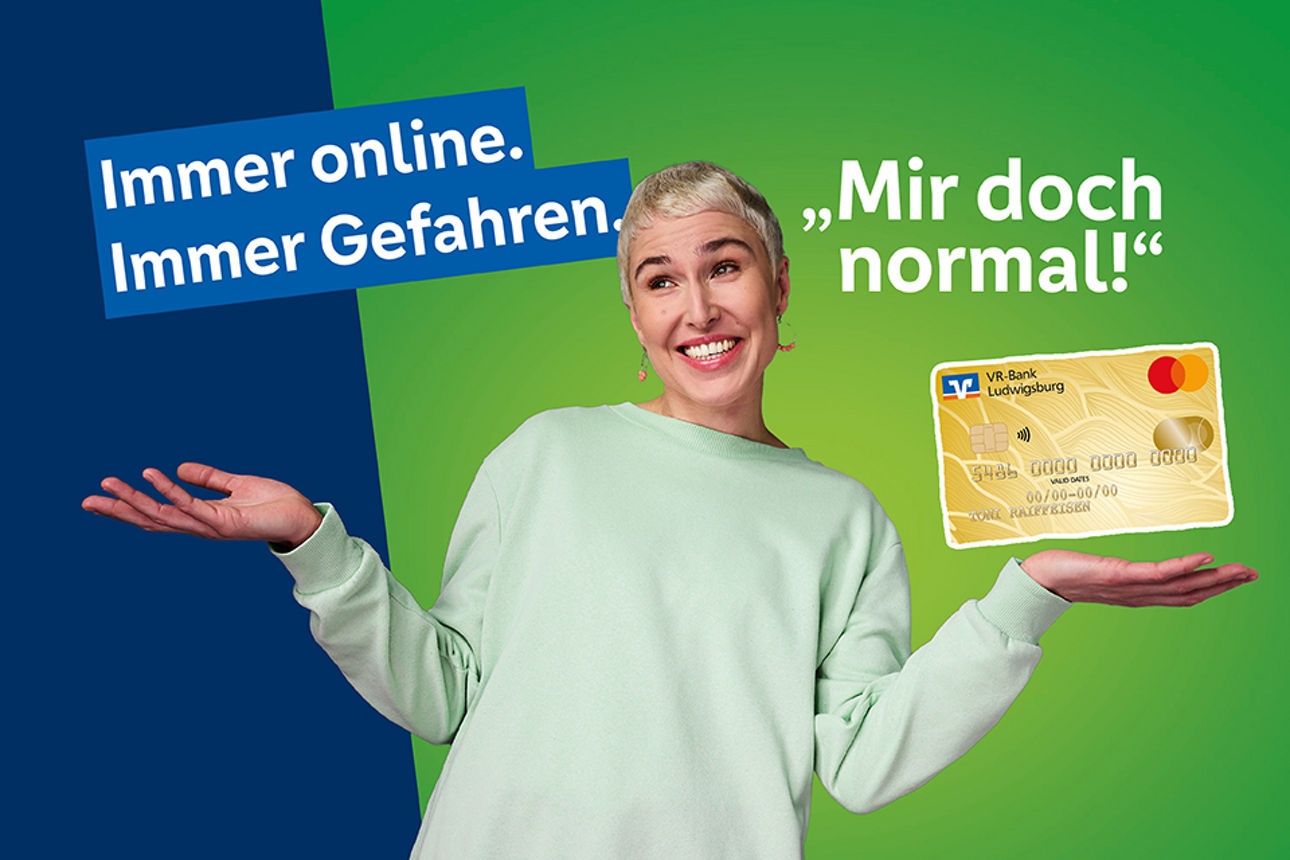 Frau in Grün zuckend mit den Schultern vor grünem Hintergrund, daneben der Spruch: „Mir doch normal!“