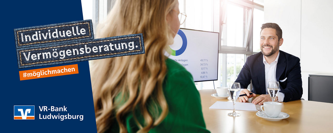 Kundin mit Ihrem Berater am Besprechungstisch vor einem großen Monitor. Daneben der Slogan "Individuelle Vermögensberatung"