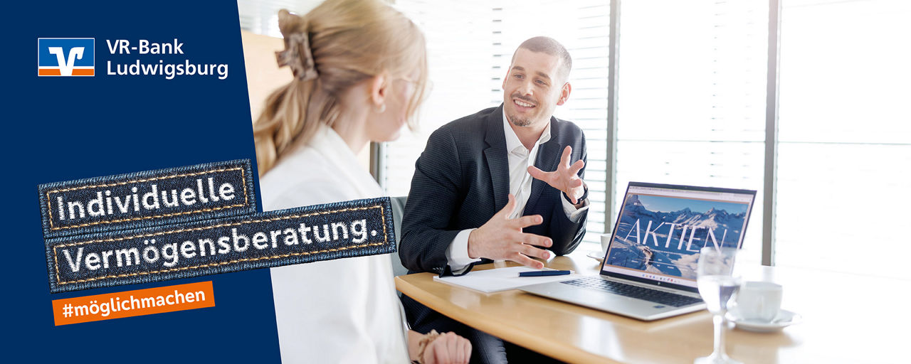 Kundin mit Ihrem Berater am Besprechungstisch vor einem Laptop. Daneben der Slogan "Individuelle Vermögensberatung"