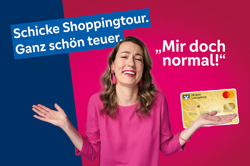 Frau in Pink zuckend mit den Schultern vor pinkem Hintergrund, daneben der Spruch: „Mir doch normal!“