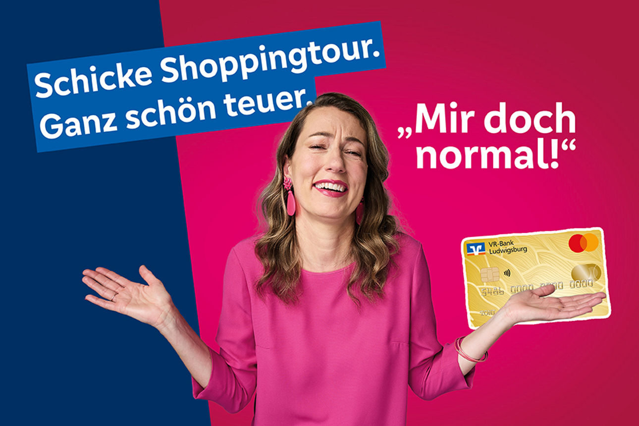 Frau in Pink zuckend mit den Schultern vor pinkem Hintergrund, daneben der Spruch: „Mir doch normal!“