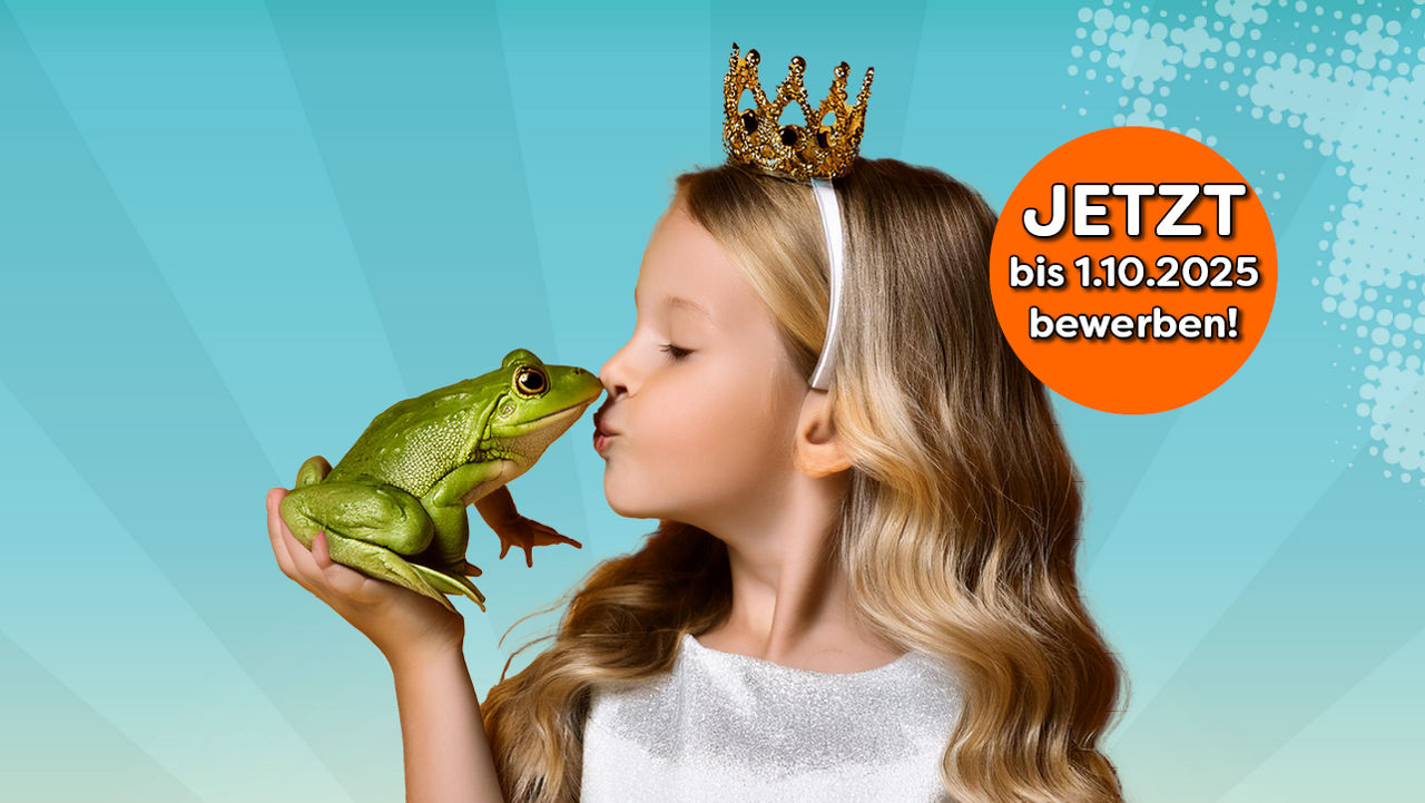 kleines Mädchen mit Krone küsst Frosch