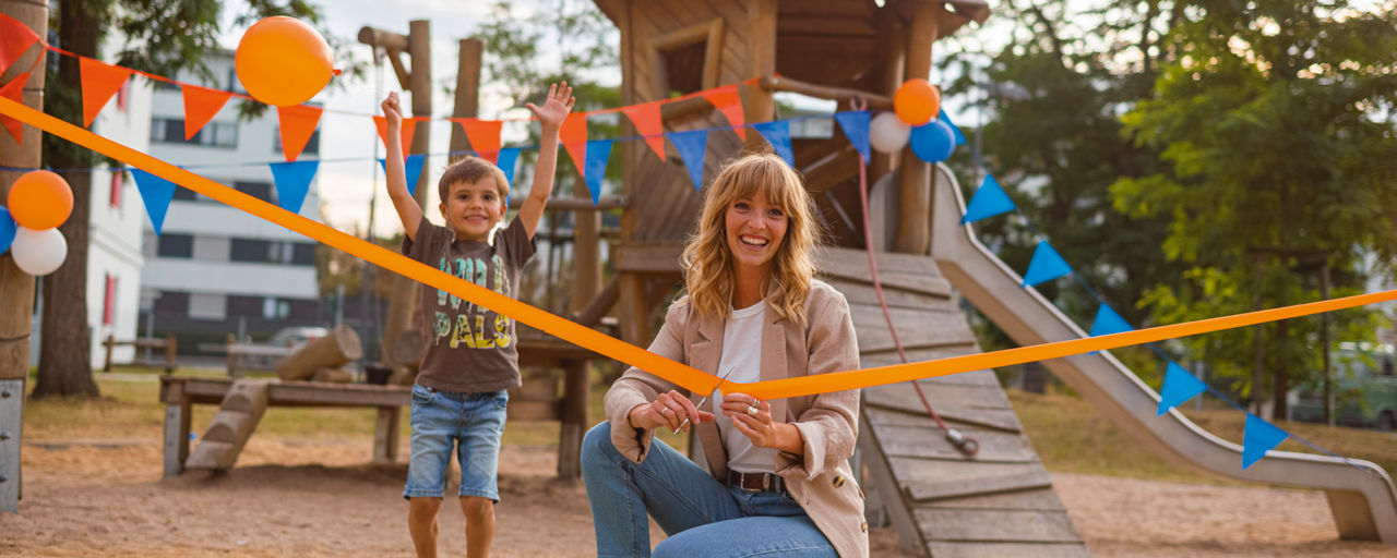 Junge Frau mit Kind auf dem Spielplatz