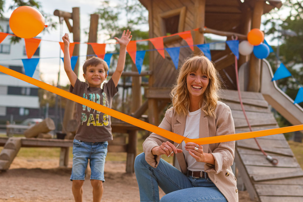 Junge Frau mit Kind auf dem Spielplatz
