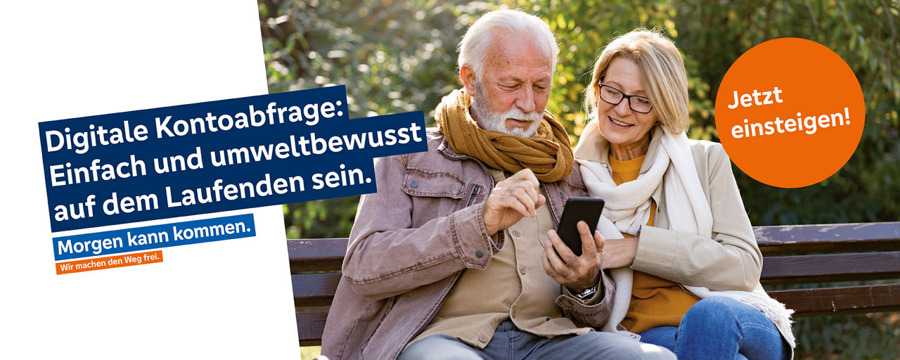 Mann schaut mit seiner Frau auf einer Parkbank in seine VR-BankingApp auf dem Smartphone