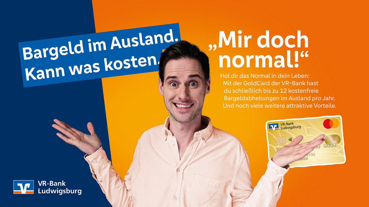 Mann mit Orangenem Hemd und goldener Kreditkarte