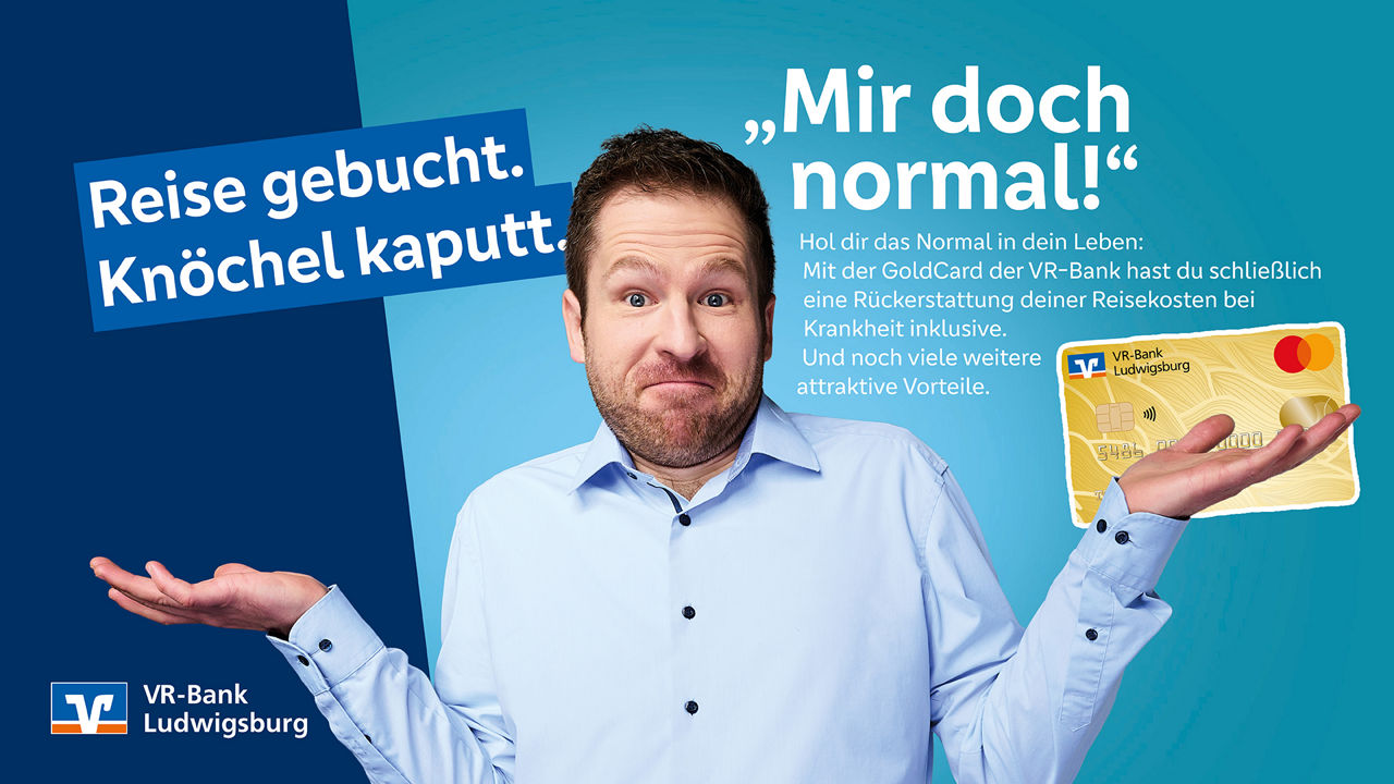 Mann in blauem Hemd mit zuckenden Schultern und dem Satz "Mir doch normal!"